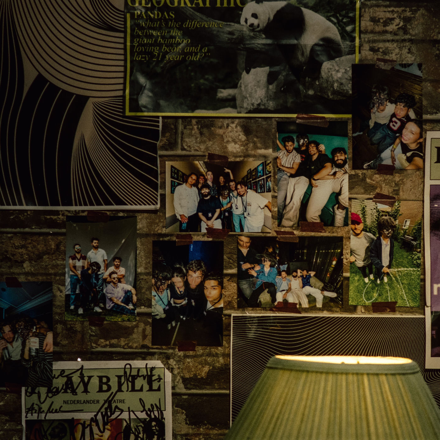 Capa de Idontwannaknowyou!: close da parede do quarto com posters, fotos e abajur