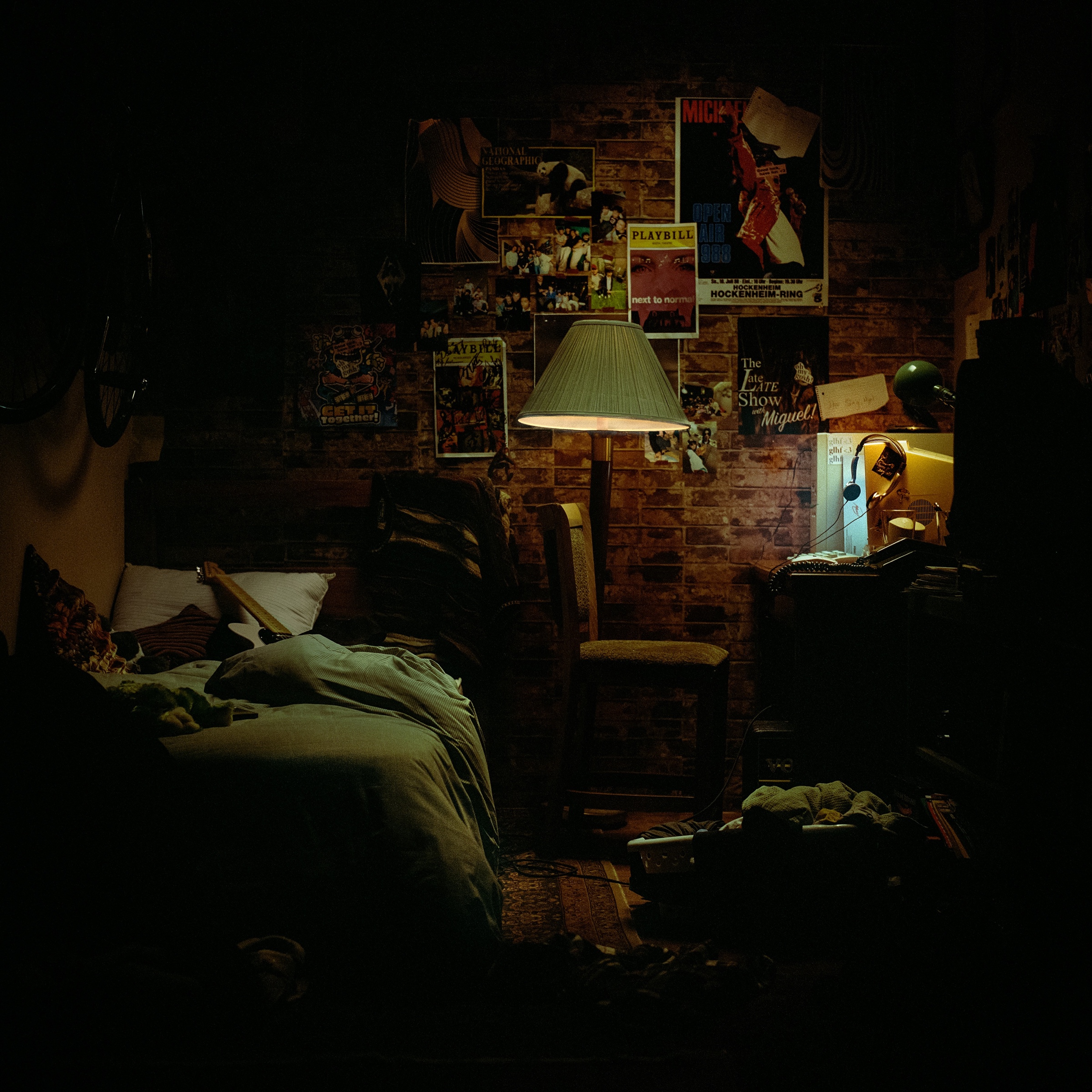 Capa de Internet hometown hero (+DLC): o quarto à noite, vazio — cadeira, abajur aceso, CRT e cama
