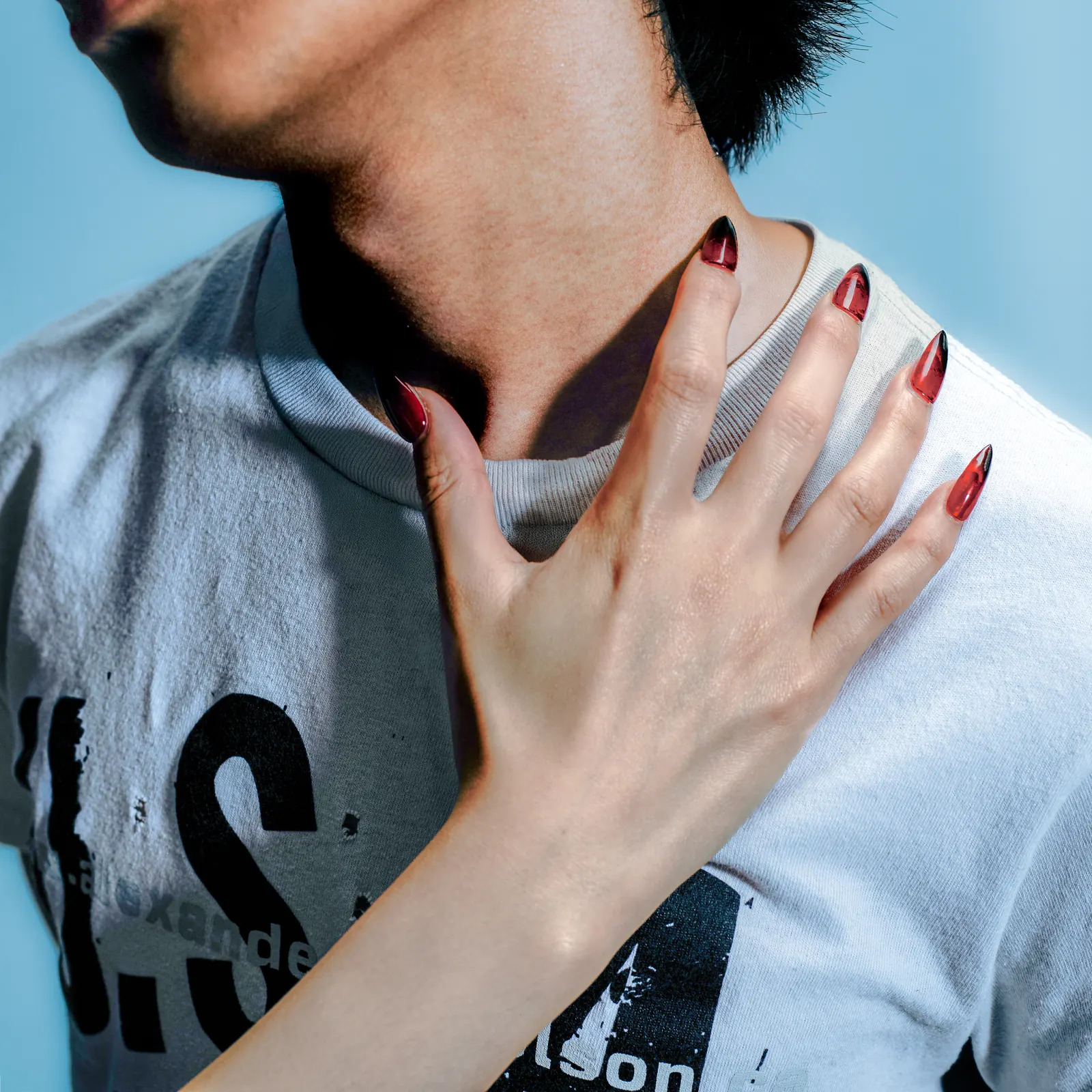 Capa de Parasite: close do pescoço e uma mão com unhas vermelhas, fundo ciano