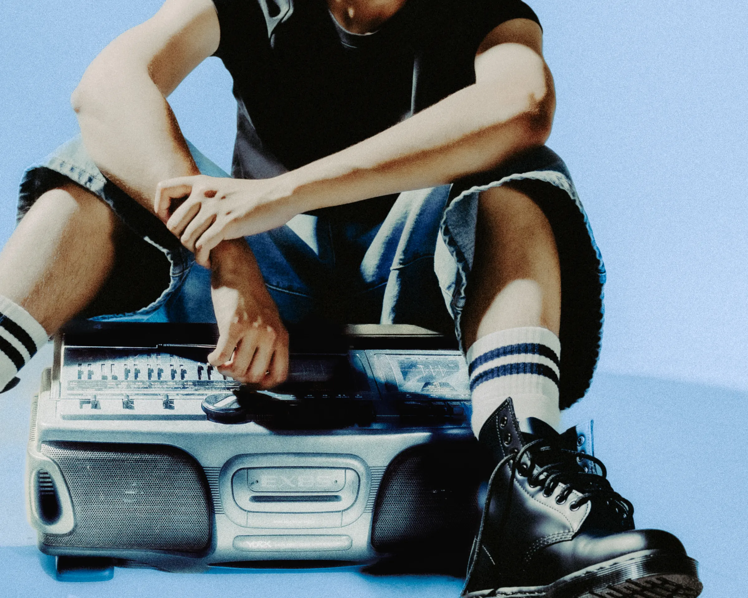 MICO sentado no boombox sobre campo azul — photoshoot de Without Me