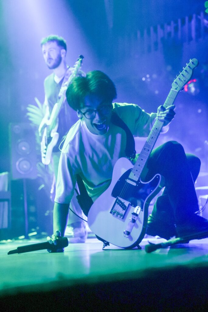 MICO no palco com guitarra