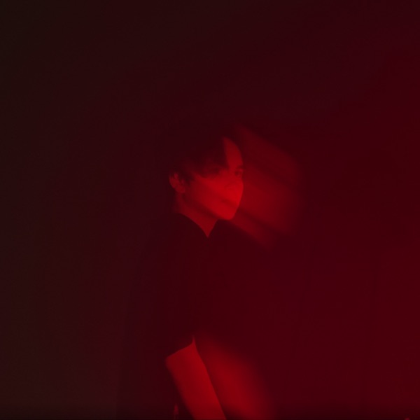 Capa oficial do single Cross the Room, de Sweeney e MICO: silhueta sob luz vermelha
