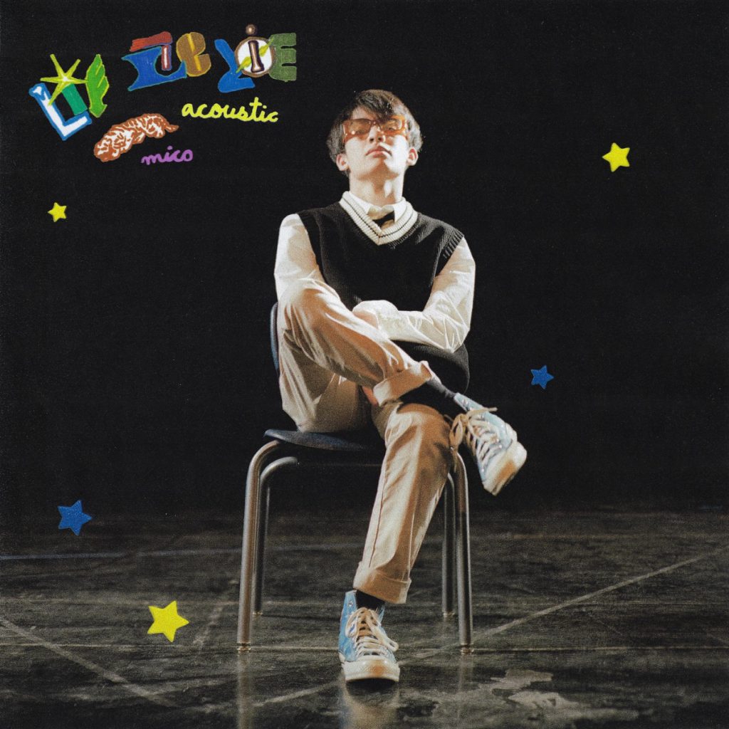 Capa oficial do single lie lie lie (acoustic), de MICO: o artista sentado numa cadeira, colete preto, óculos laranja
