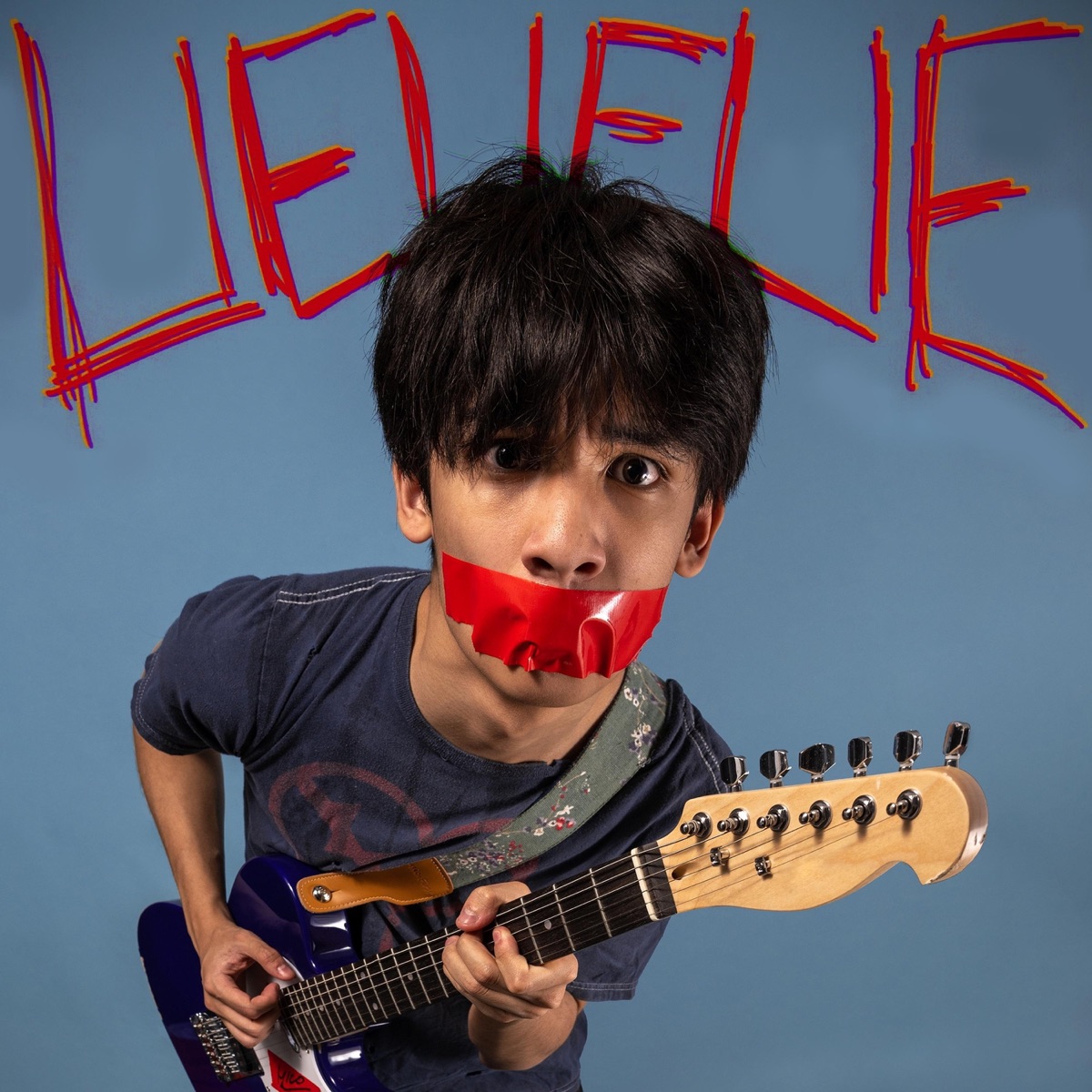 Capa oficial do single lie lie lie, de MICO: o artista com fita na boca, segurando uma guitarra
