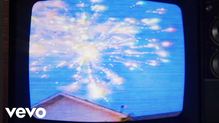 Jornais espalhados por Toronto revelam a tracklist de “When the lights turn on”