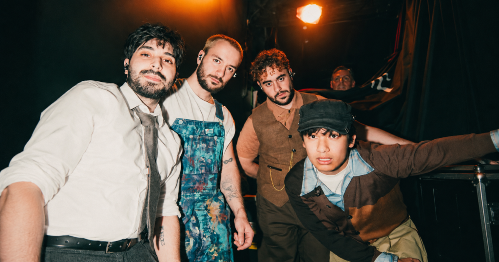 MICO posa com integrantes de sua banda nos bastidores da Running From A Feeling Tour.